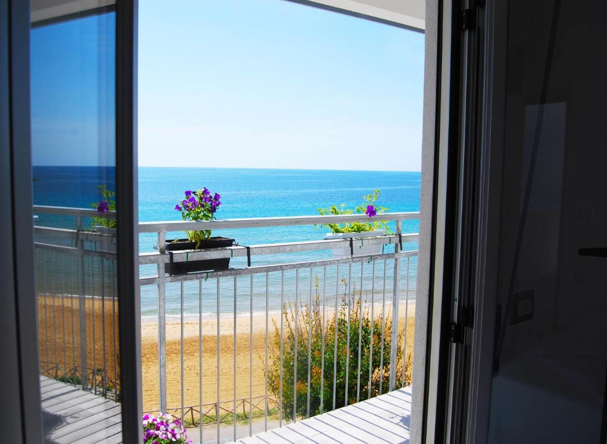 B&B Capo Rizzuto Fronte Mare エクステリア 写真